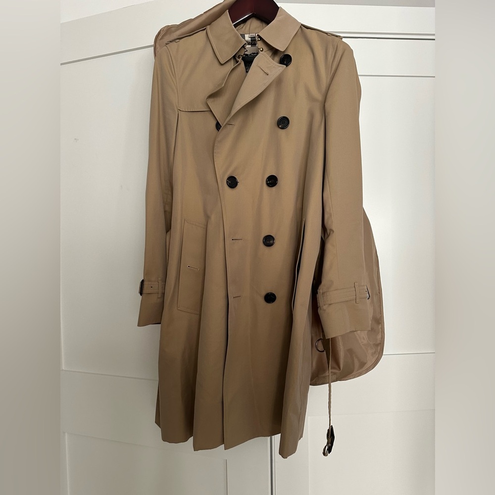 Authentic like new men’s Burberry Sandringham tan trench coat in size 46
